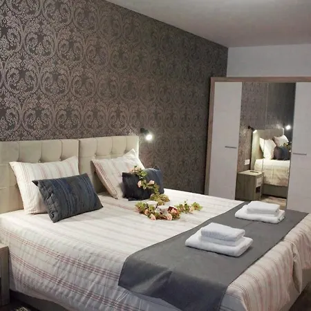 Апартамент Eras - център